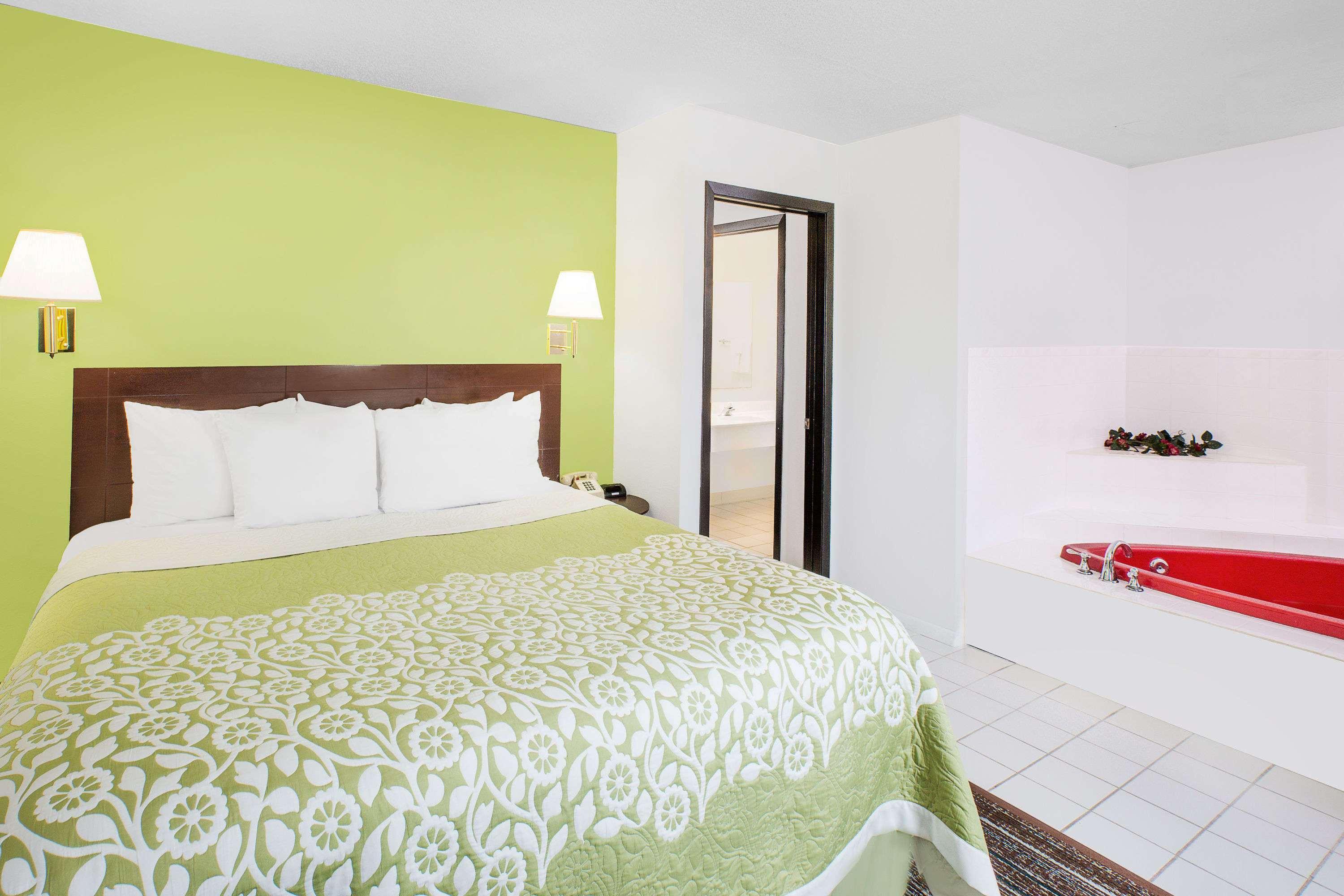 Days Inn By Wyndham York Bagian luar foto