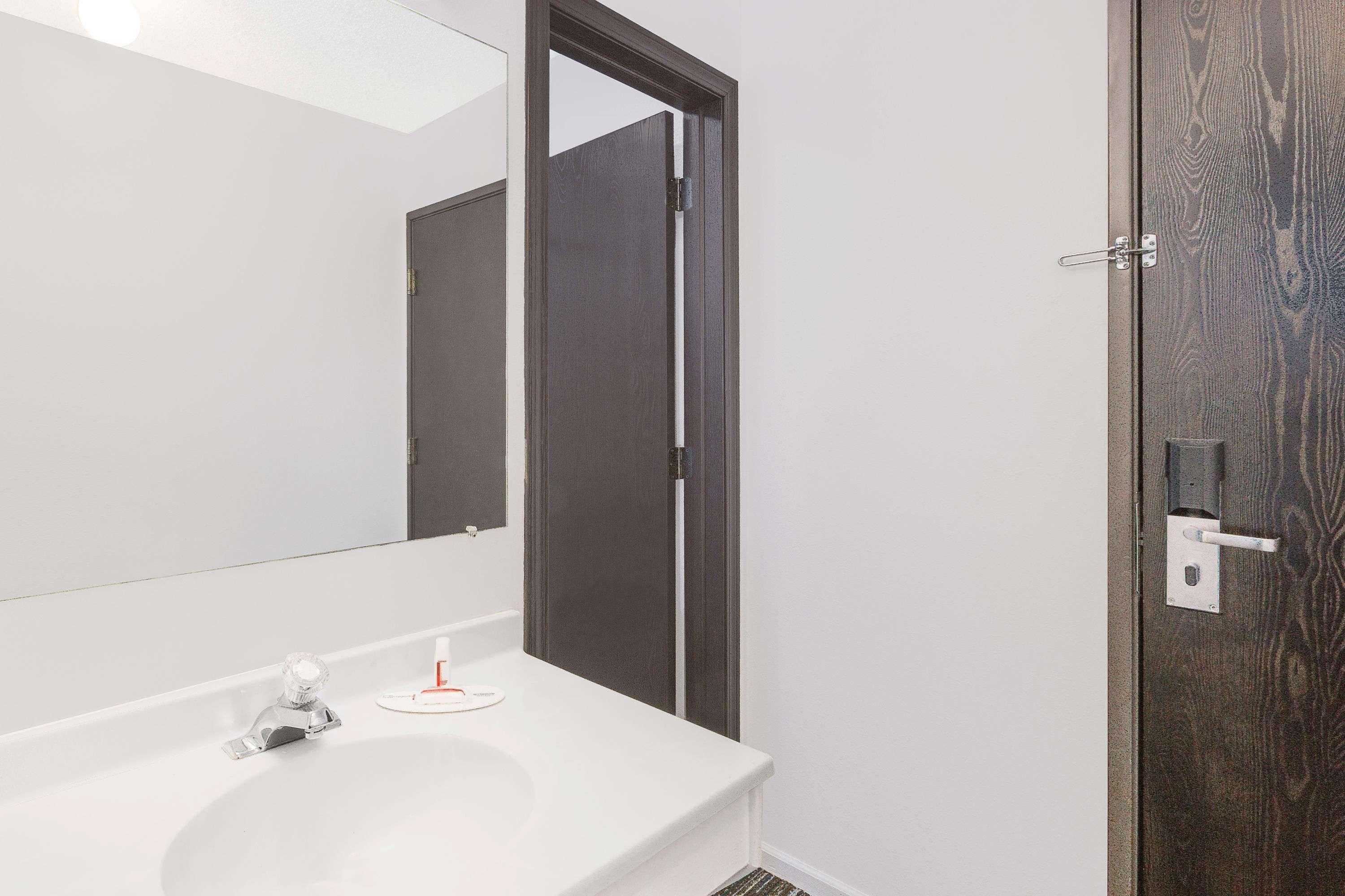 Days Inn By Wyndham York Bagian luar foto