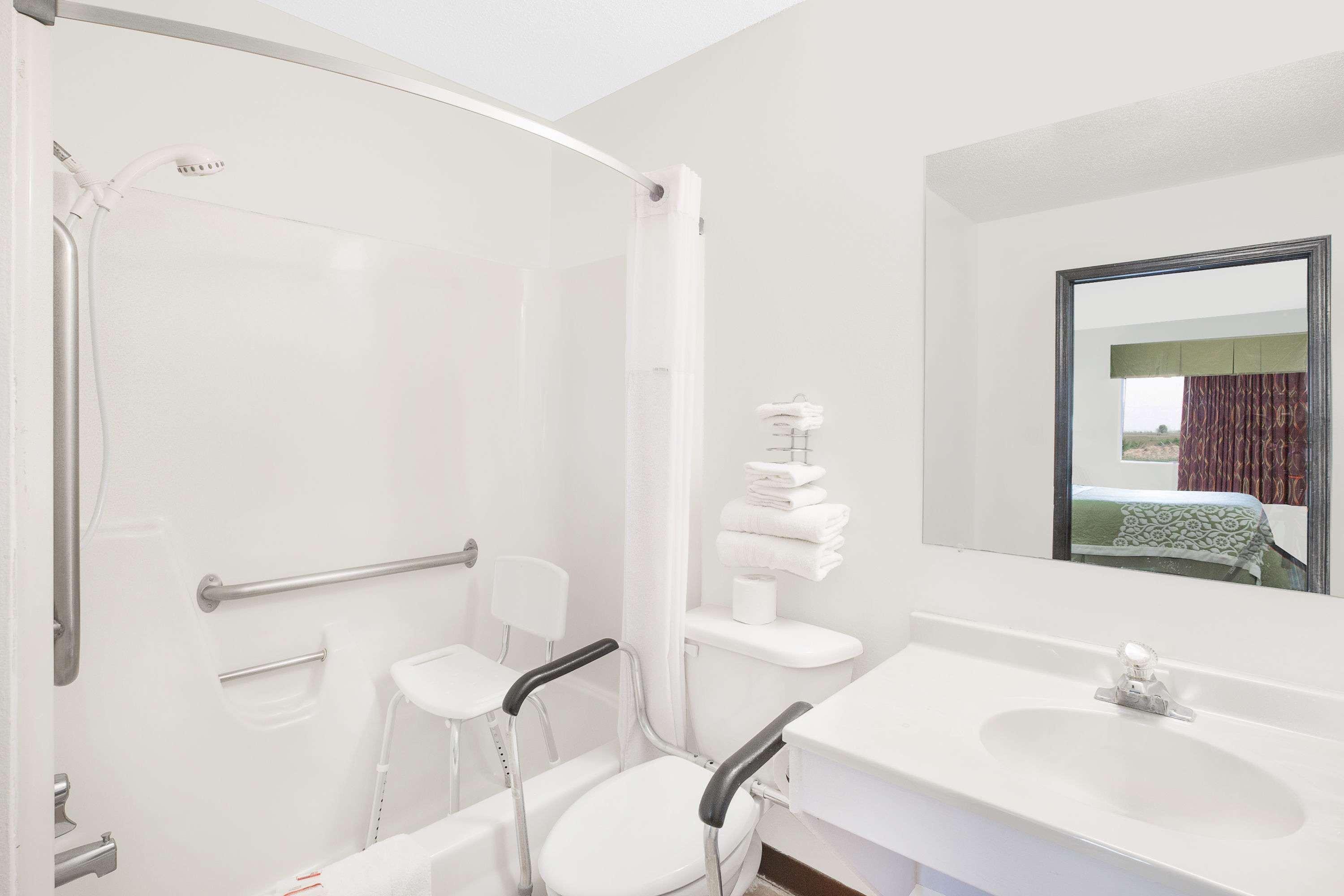 Days Inn By Wyndham York Bagian luar foto